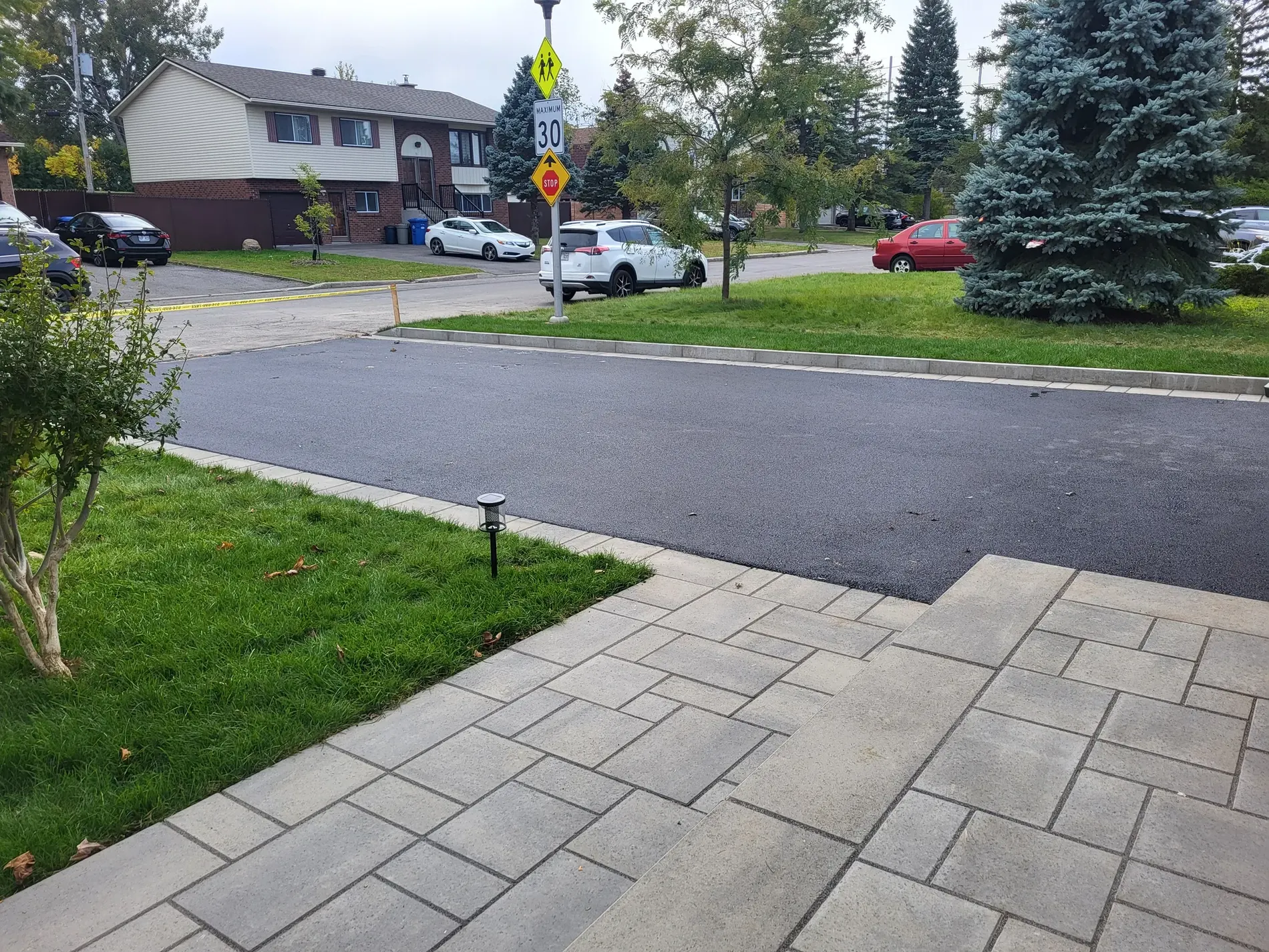 Entrée et aménagement extérieur en pavé réalisés par Norbec